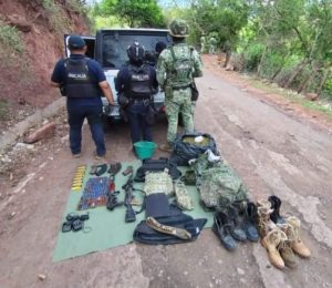 Agentes estatales y federales aseguran armamento, droga y vehículo robado en Tuzantla.