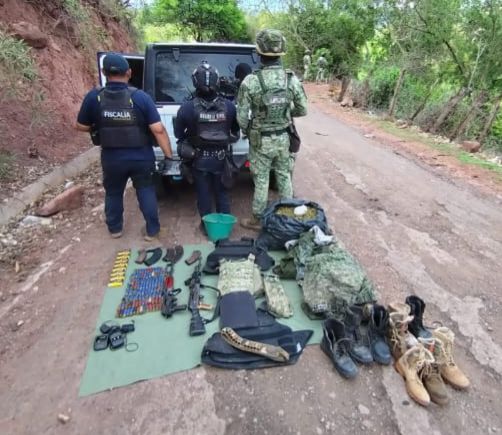 Agentes estatales y federales aseguran armamento, droga y vehículo robado en Tuzantla.