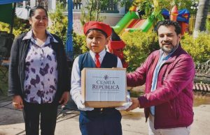 Escuelas de Pamatácuaro reciben bibliotecas de Cuarta República y «En Michoacán Se Lee»