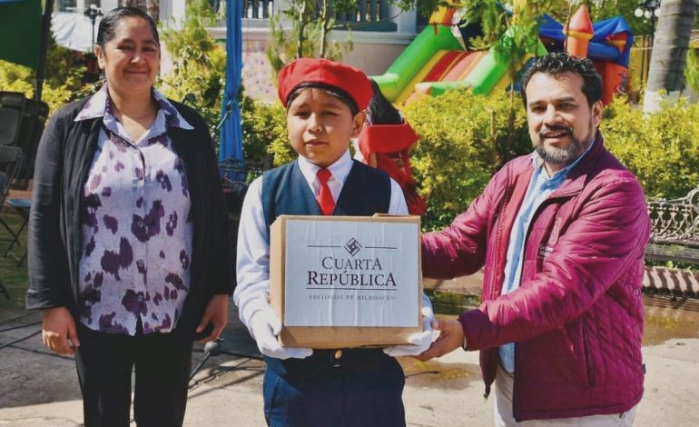 Escuelas de Pamatácuaro reciben bibliotecas de Cuarta República y «En Michoacán Se Lee»