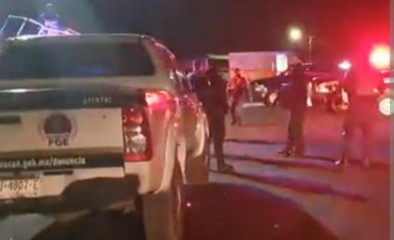 Localizan una camioneta con múltiples impactos de bala sobre la carretera Aputzio -Zitácuaro
