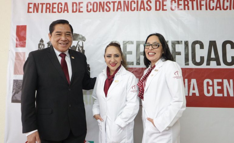 Más médicas y médicos se certifican en Michoacán