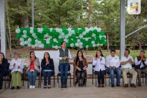 ​Jeovana Alcántar, acompañada de funcionarios estatales y municipales, inauguró la techumbre en el Conalep, Plantel Ciudad Hidalgo.