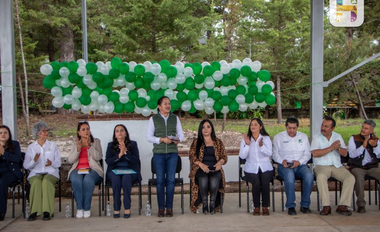 Jeovana Alcántar, acompañada de funcionarios estatales y municipales, inauguró la techumbre en el Conalep, Plantel Ciudad Hidalgo.