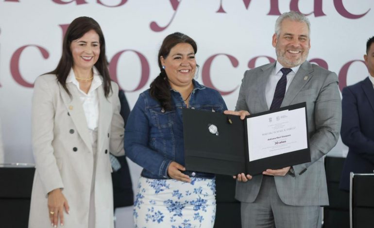 Reconoce Bedolla compromiso y vocación educativa de docentes michoacanos