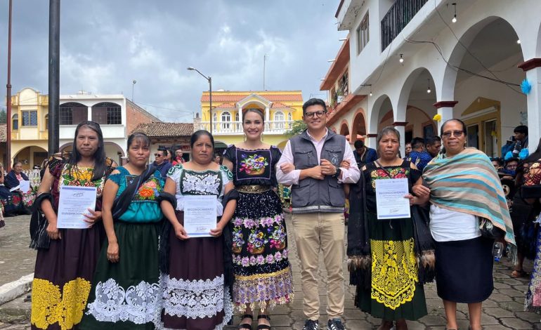 Más de 90 mil pesos para ganadoras de concurso textil y de alfarería: Casart