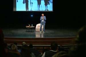 Secum fortalece formación teatral con clase magistral de Enrique Singer