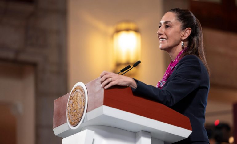 PRESIDENTA CLAUDIA SHEINBAUM FIRMA DECRETOS PARA FACILITAR LA MOVILIDAD DE MAESTRAS Y MAESTROS Y PARA CONGELAR LA EDAD DE JUBILACIÓN