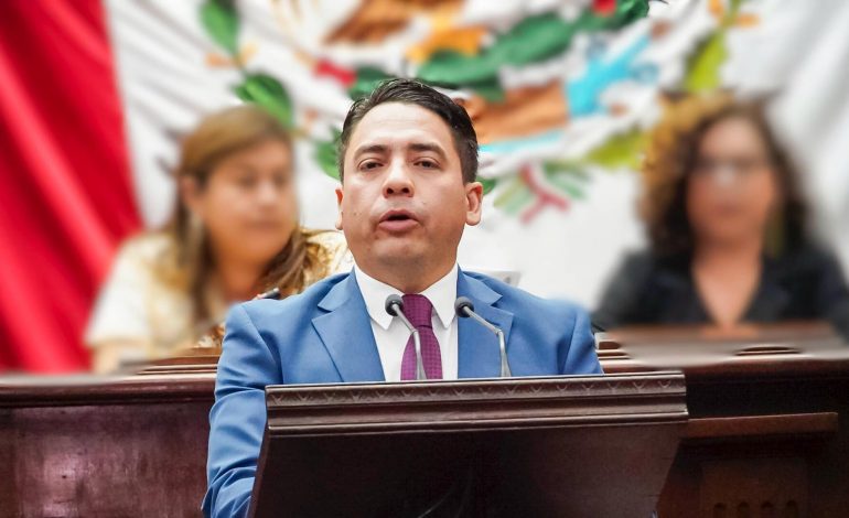 Diputado Iván Arévalo Vera presenta iniciativa para regular el derecho de vía, mejora del entorno y la seguridad vial en Michoacán