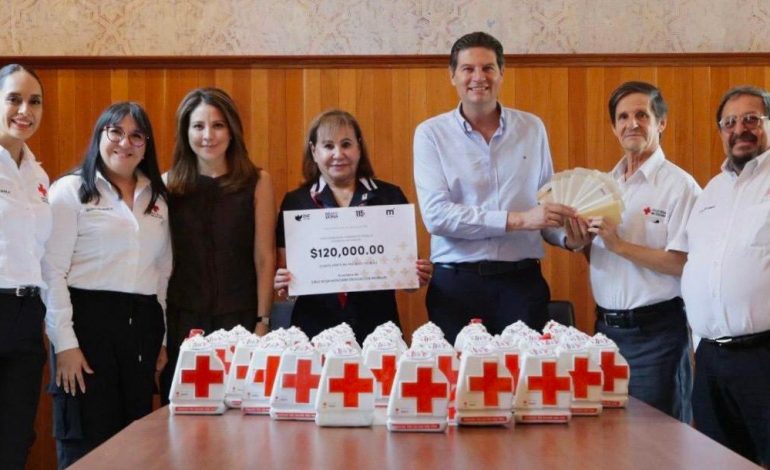 Alfonso Martínez entrega alcancías y donativo adicional a la Cruz Roja