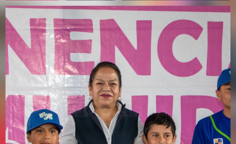 Jeovana Alcántar junto con sus colaboradores, atendió a los habitantes de Chaparro, dentro del Programa Presidenta en tu Tenencia y Comunidad.