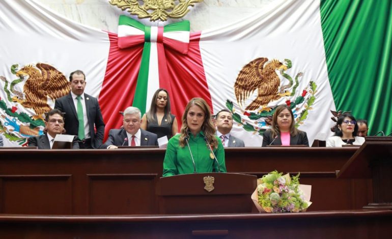 Congreso del Estado impone Condecoración Melchor Ocampo al Colegio de Notarios de Michoacán