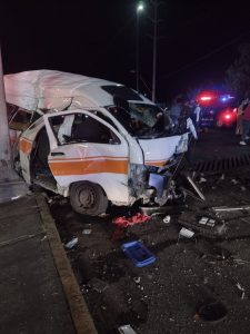Cuatro personas resultaron lesionadas tras un choque frontal entre una combi del servicio público de la ruta Naranja y un vehículo particular