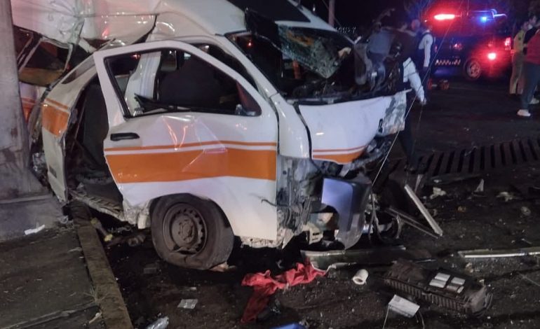 Cuatro personas resultaron lesionadas tras un choque frontal entre una combi del servicio público de la ruta Naranja y un vehículo particular