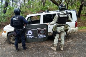 SSP y Defensa detienen a 4 hombres con armas largas, municiones y vehículos en Apatzingán