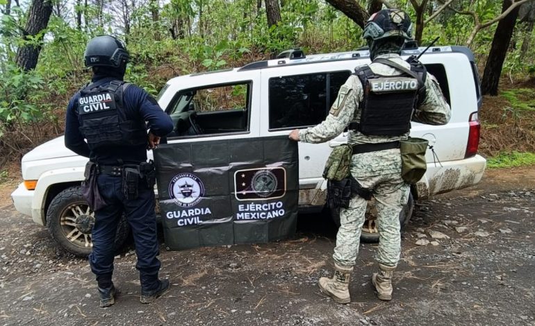 SSP y Defensa detienen a 4 hombres con armas largas, municiones y vehículos en Apatzingán