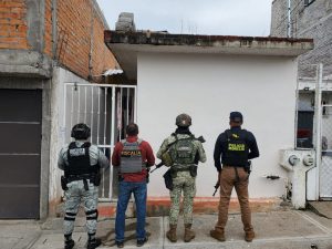 En Morelia, FGE catea dos inmuebles relacionados en conductas ilícitas y asegura más de mil dosis de narcótico
