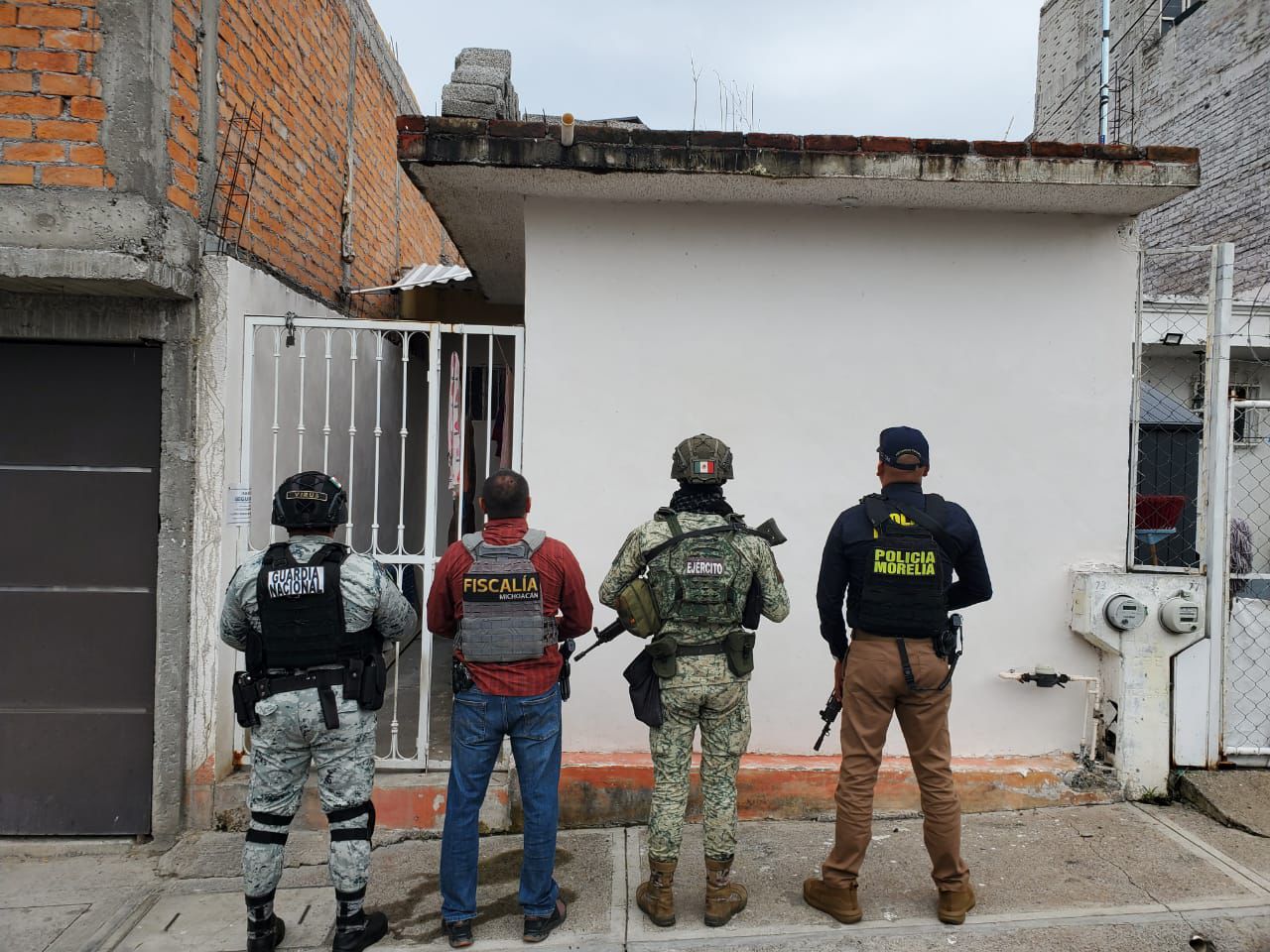 En Morelia, FGE catea dos inmuebles relacionados en conductas ilícitas y asegura más de mil dosis de narcótico