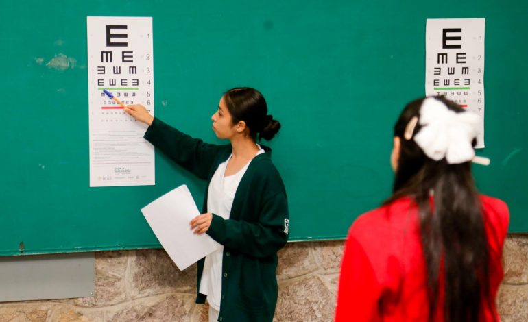 Ya son 10 mil alumnos beneficiados con lentes gratuitos: Gaby Molina