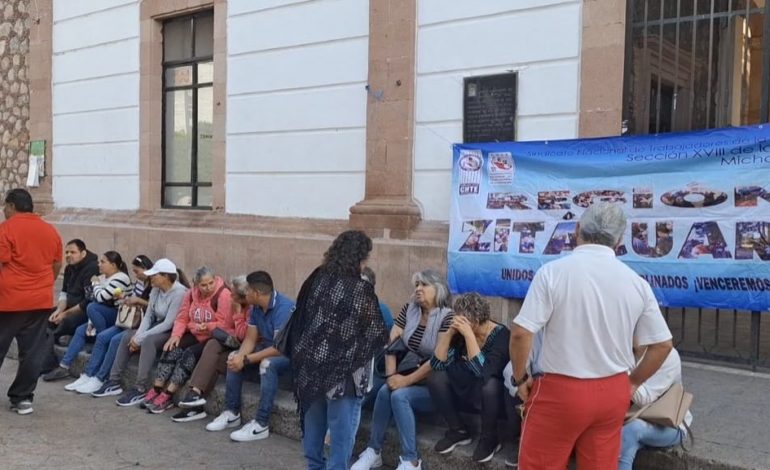 Docentes de la CNTE intensifican protestas en Zitácuaro por incumplimientos gubernamentales