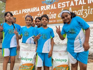 Sader fomenta agricultura escolar con entrega semilla de maíz mejorado