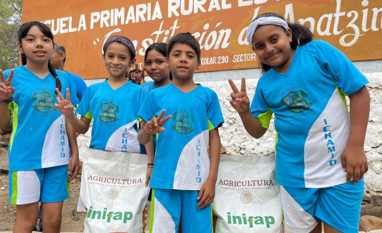 Sader fomenta agricultura escolar con entrega semilla de maíz mejorado