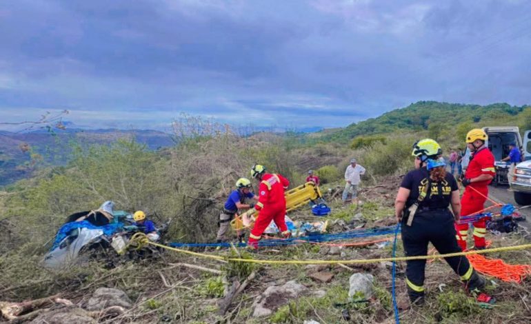 Tres personas fallecieron, entre ellas un menor de edad, y otra más resultó malherida, en un choque de frente entre un camión torton y una automóvil.