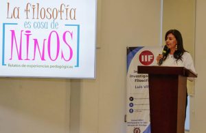 Gaby Molina reconoce a docentes por libro «La filosofía es cosa de niños»