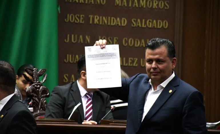 Memo Valencia anula su voto y se manifiesta en contra en la elección de la nueva Contraloría de la FGE