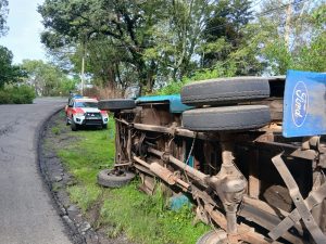 Volcadura en Carretera Zitácuaro-Morelia Deja un Conductor con Crisis Nerviosa