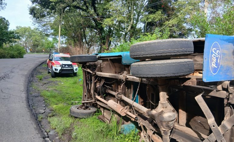 Volcadura en Carretera Zitácuaro-Morelia Deja un Conductor con Crisis Nerviosa