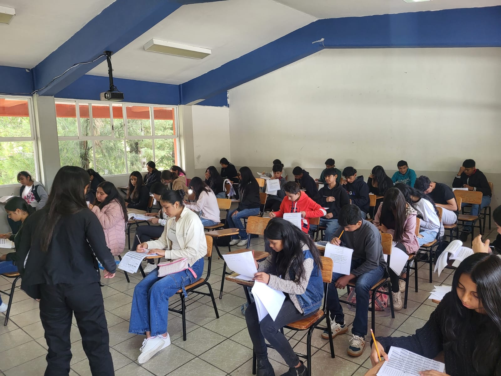 En CECyTEM 27 de San Pedro Jacuaro se realizó examen de evaluación
