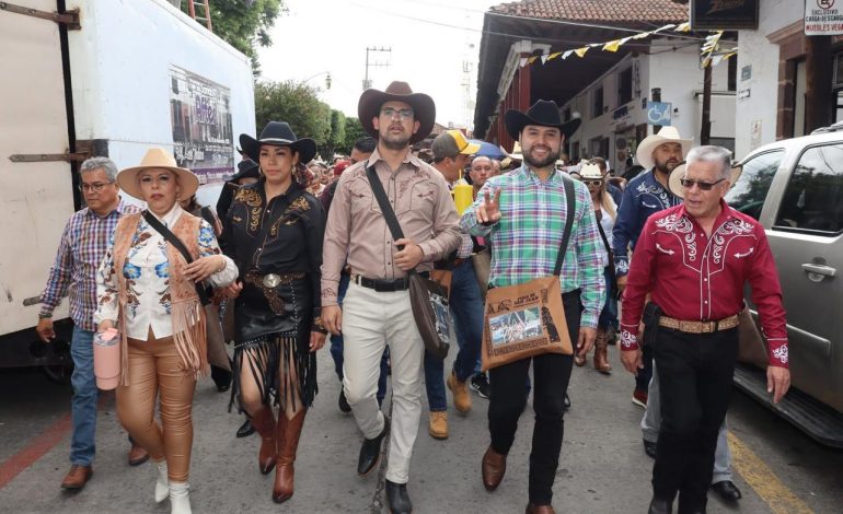 Octavio Ocampo visitó Purépero y reconoció el trabajo artesanal y cultural del municipio líder en fabricación de calzado