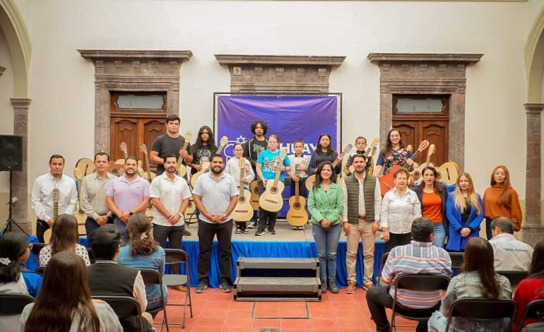 Secum entrega 100 guitarras a Sahuayo para conformar Orquesta Municipal