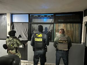 En cateo, asegura Fiscalía General inmueble relacionado en conductas ilícitas y detiene a dos personas