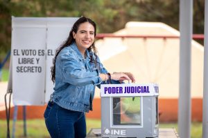 Giulianna Bugarini emite su voto: “El poder vuelve a las manos del pueblo”.