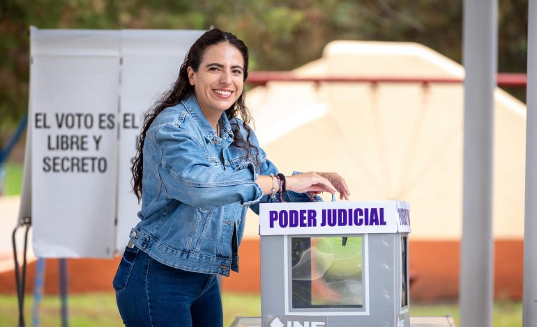Giulianna Bugarini emite su voto: “El poder vuelve a las manos del pueblo”.