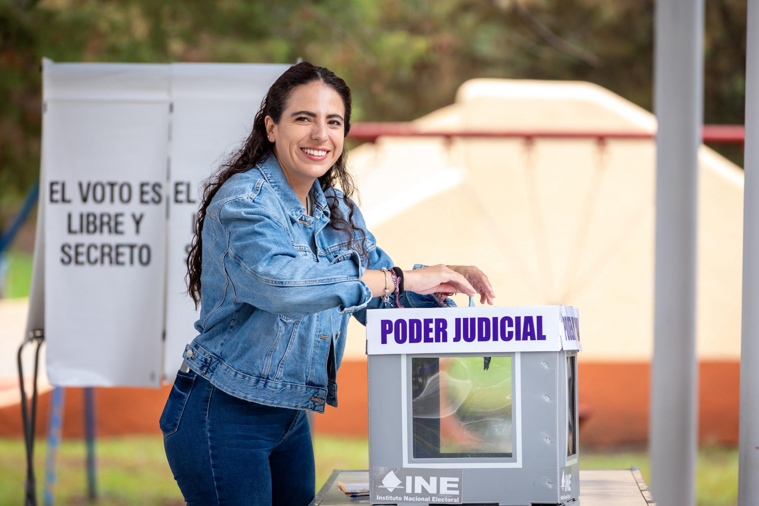 Giulianna Bugarini emite su voto: “El poder vuelve a las manos del pueblo”.