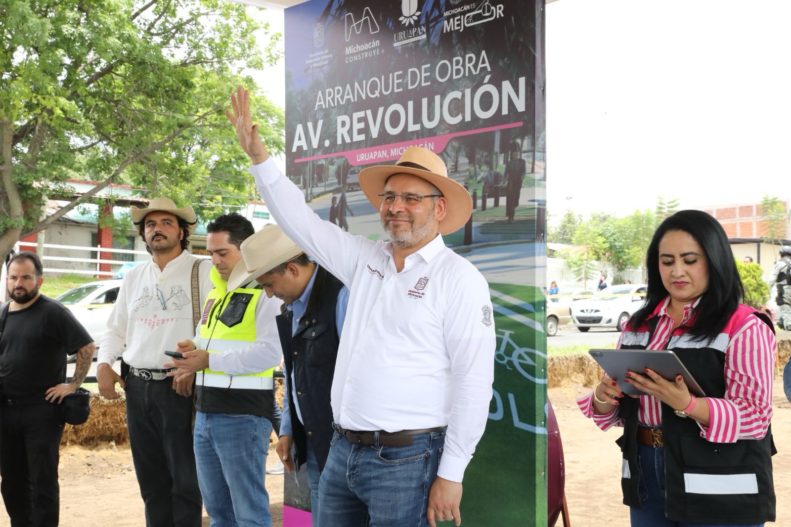 Bedolla continúa modernización de la avenida Revolución en Uruapan.
