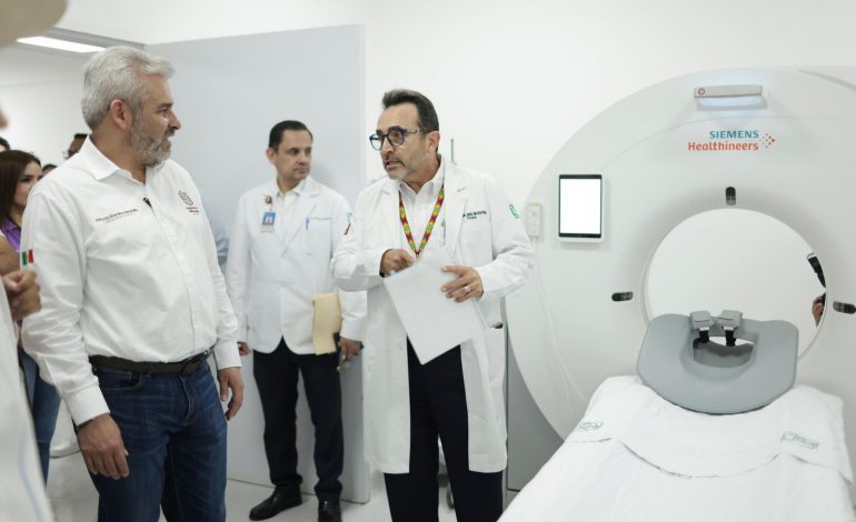 Se consolidan servicios de salud para Uruapan; recorre Bedolla hospital del IMSS