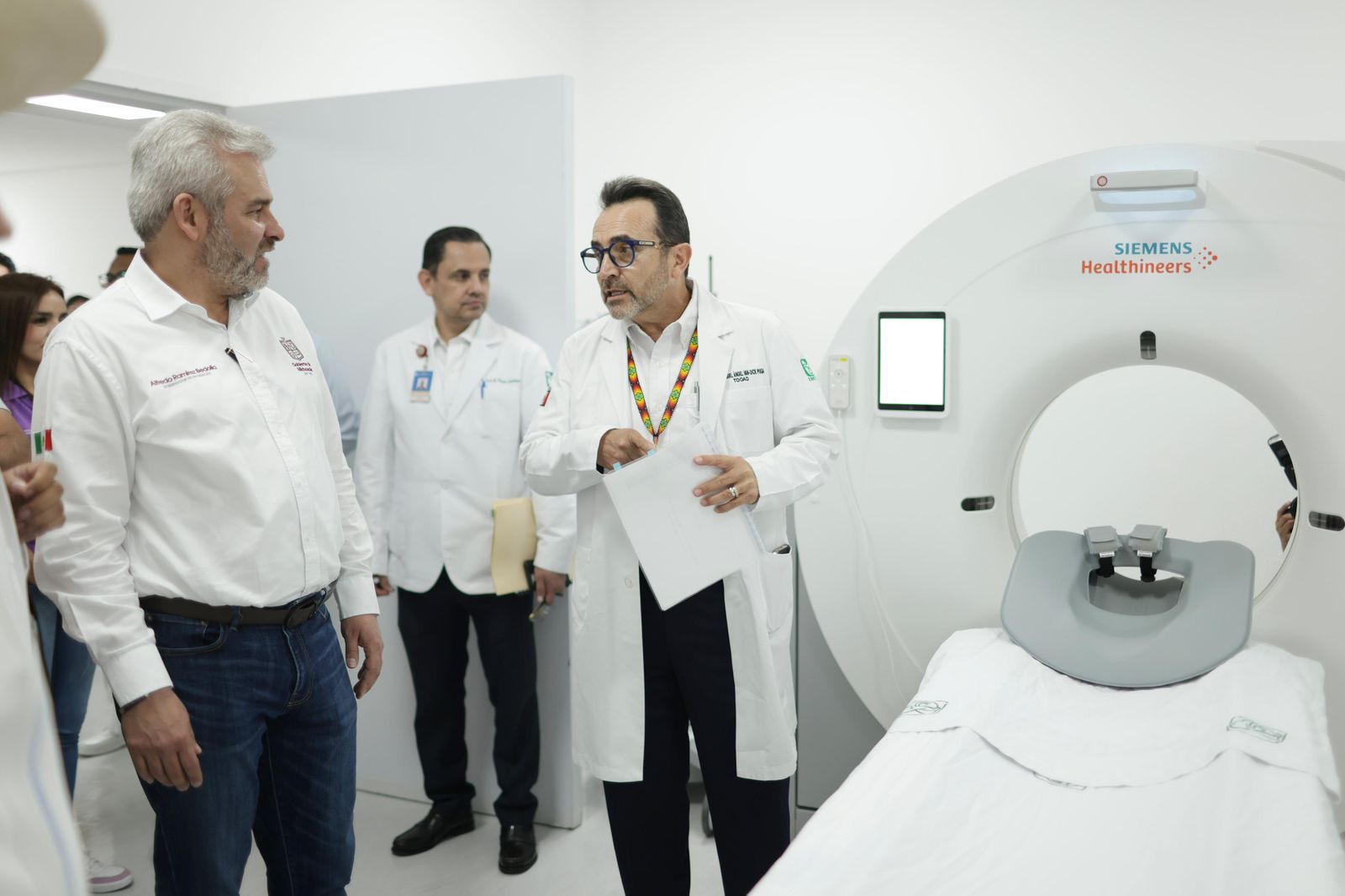 Se consolidan servicios de salud para Uruapan; recorre Bedolla hospital del IMSS
