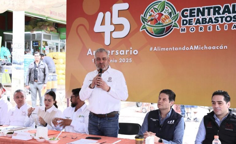 Reconoce Bedolla al Mercado de Abastos por 45 años de ser un centro económico para Morelia.