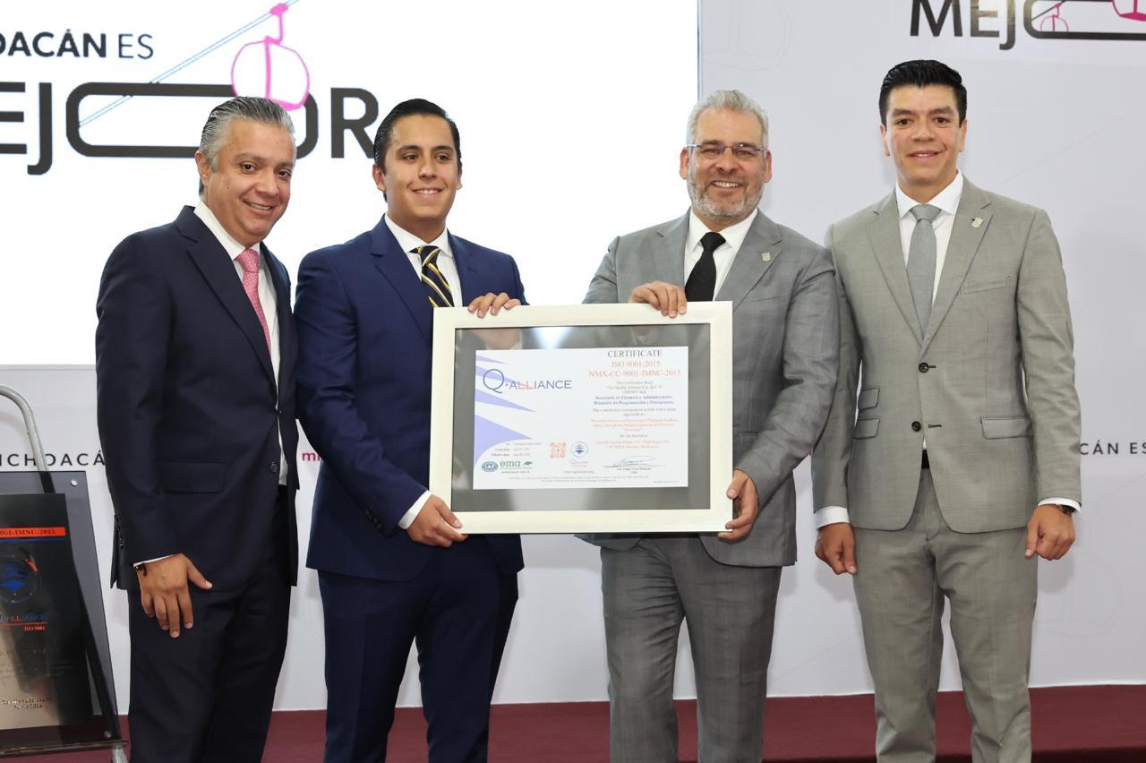 Recibe Bedolla certificación histórica por proceso del gasto público de Michoacán.
