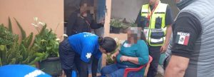 Mujer atendida por paramédicos tras caída en estacionamiento de Cd. Hidalgo.