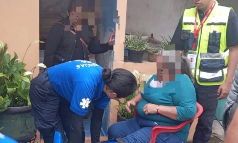 Mujer atendida por paramédicos tras caída en estacionamiento de Cd. Hidalgo.
