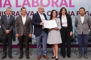 Bedolla regulariza situación laboral para cerca de 2 mil docentes michoacanos.<br>