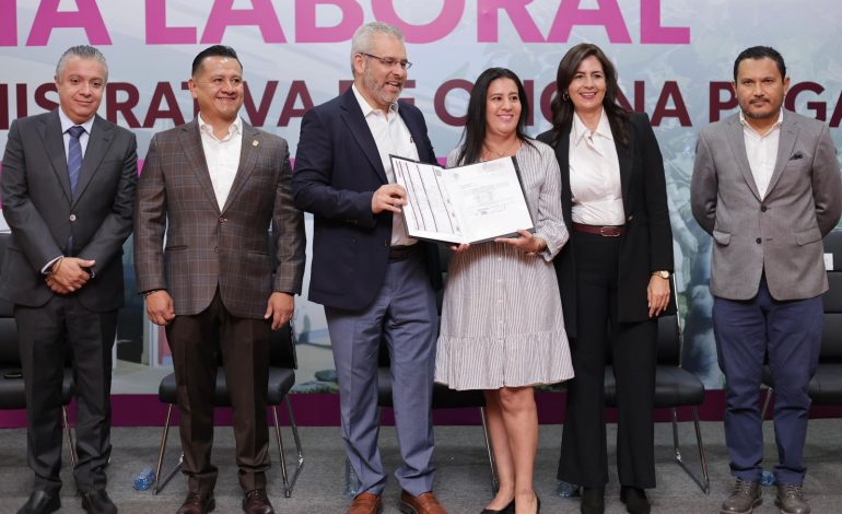 Bedolla regulariza situación laboral para cerca de 2 mil docentes michoacanos.