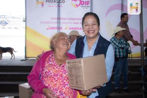 Jeovana Alcántar, entregó aparatos de movilidad y despensas del programa atención alimentaria, beneficiando a cerca de 300 familias del municipio.
