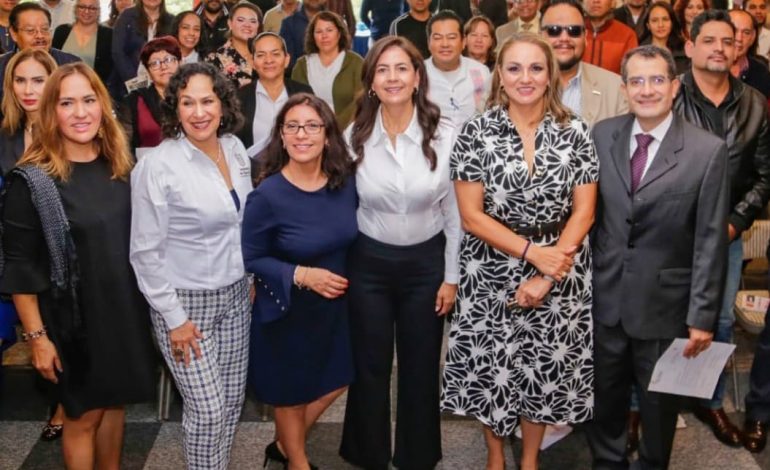 Gaby Molina inaugura encuentro estatal con cientos de maestros de comunidades.