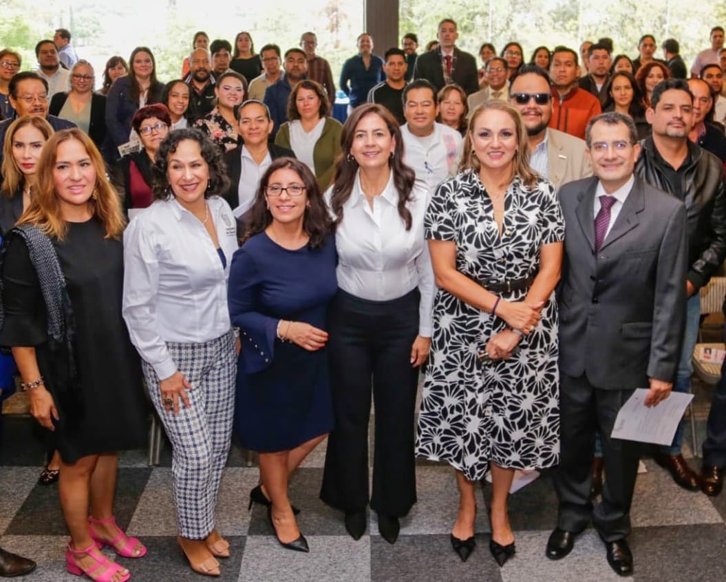 Gaby Molina inaugura encuentro estatal con cientos de maestros de comunidades.